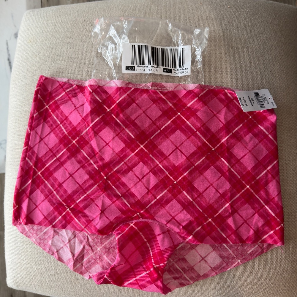 Pink Victoria’s Secret medium boyshort/boxers NEW WITH TAGS (MEDIUM)